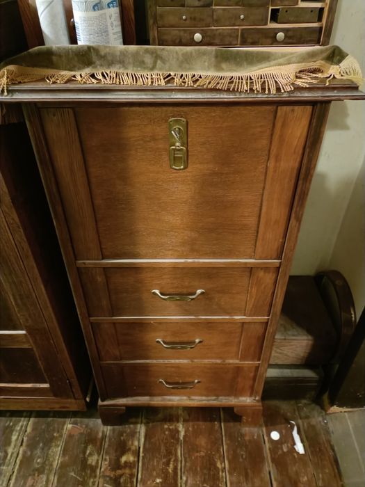 Stara przed wojenna szafka