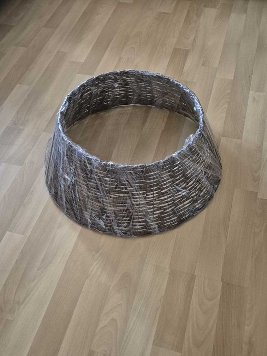 Arvore de Natal com decoração, iluminação e cesto