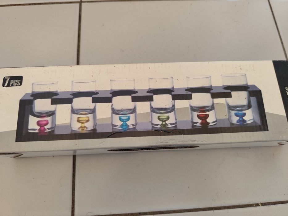 Copos de shot com suporte