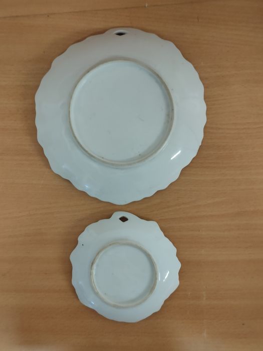 Conjunto de pratos decorativos.