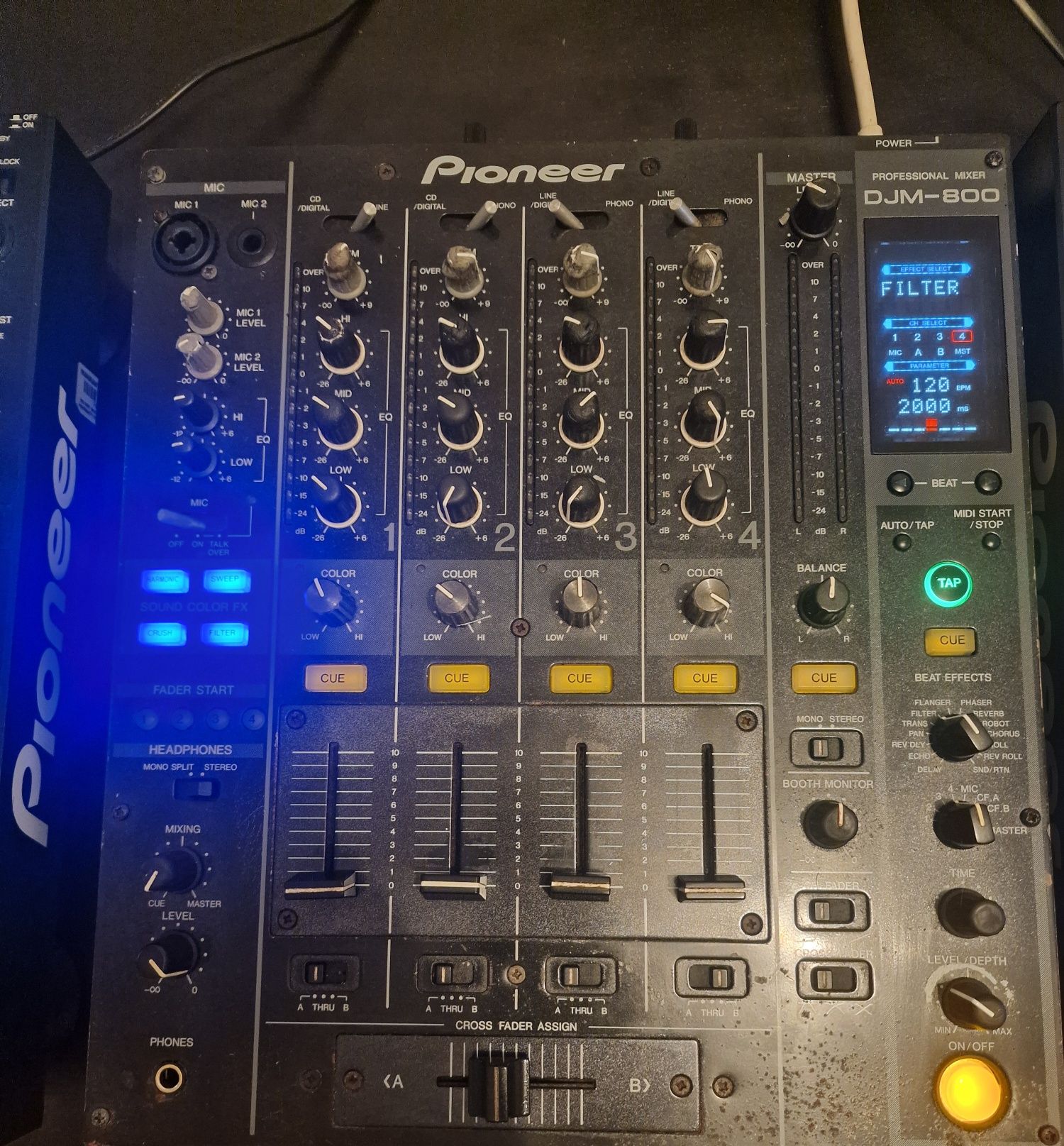 CDJ 2000 e mesa DJM-800