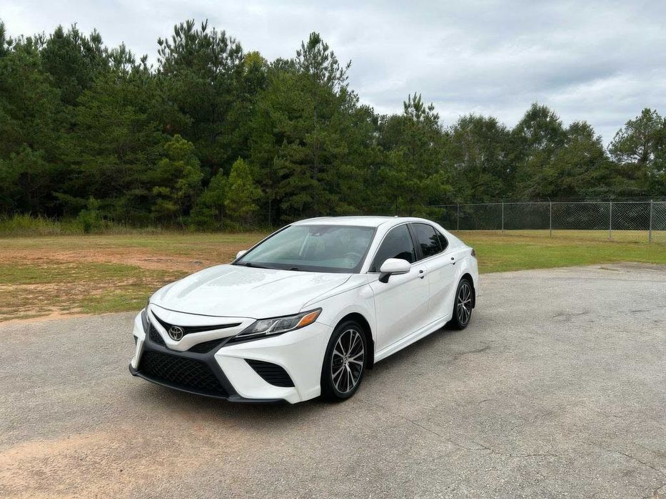 Toyota Camry SE      2020