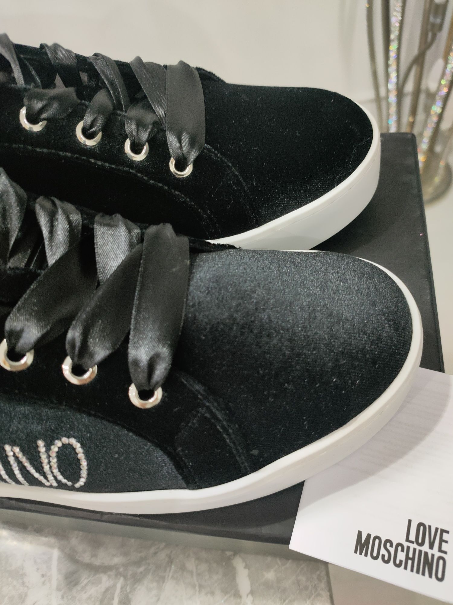 Nowe oryginalne buty damskie aksamitne Moschino rozmiar 39