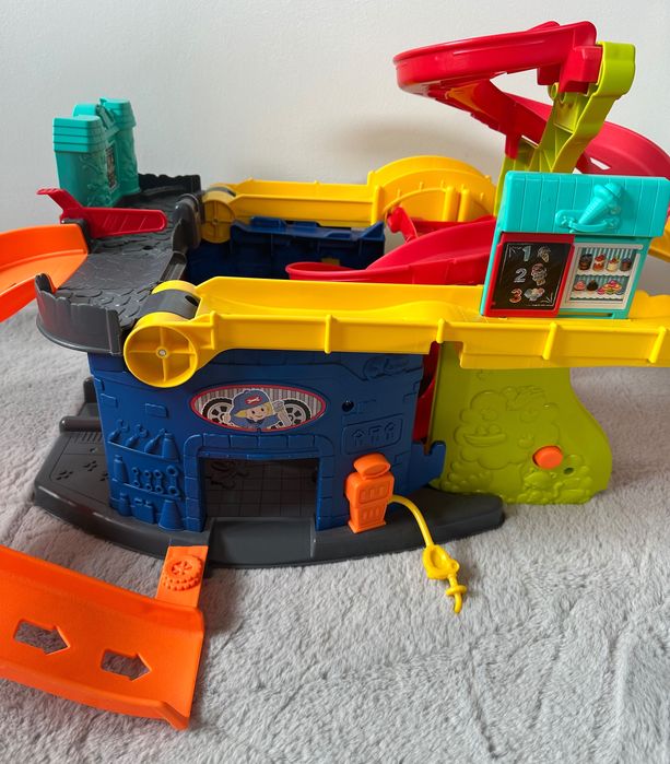 Tor, zjeżdżalnia, garaż Fisher Price