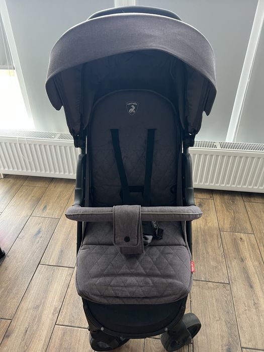 Продам сіру прогулянкову коляску Carello Quattro.