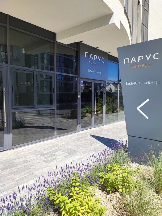 Parus City Паркінг. Два поруч, нижній рівень. Парус сіті