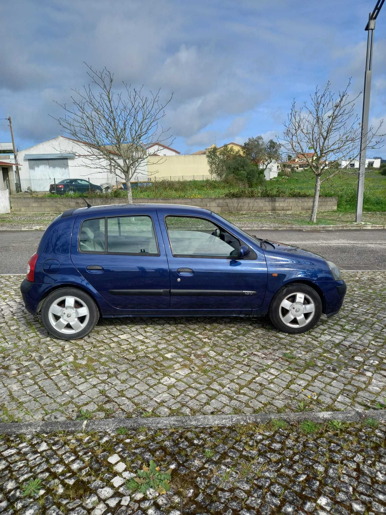Renault Clio em bom estado