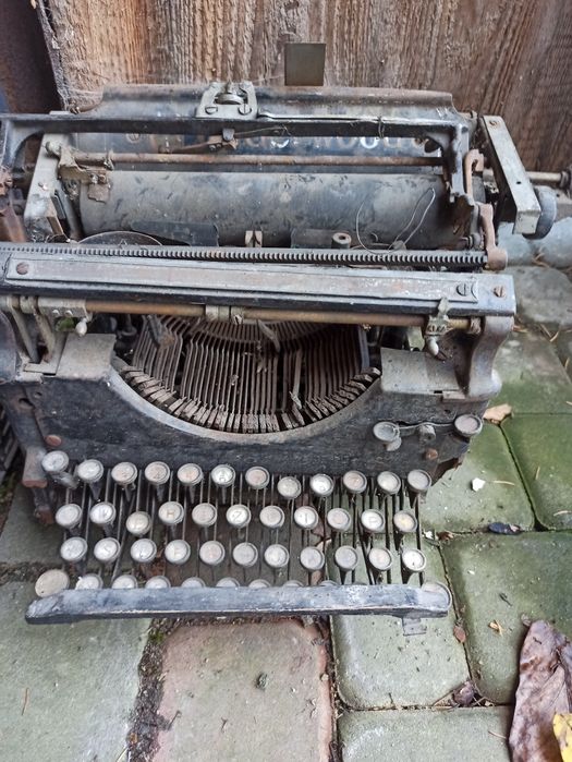 Stara maszyna do pisania na części Underwood uszkodzona
