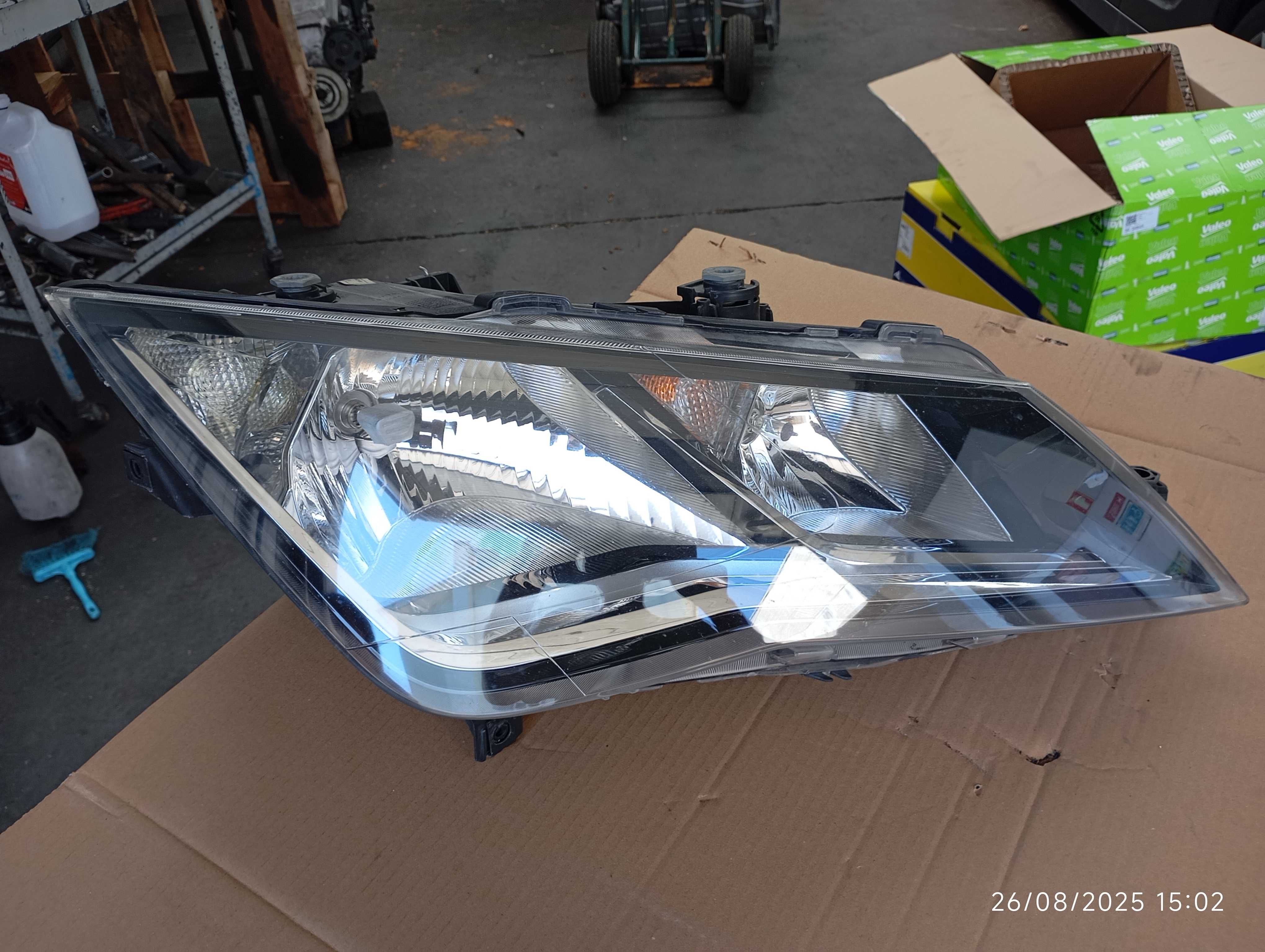Falor direito SEAT Leon 2016
