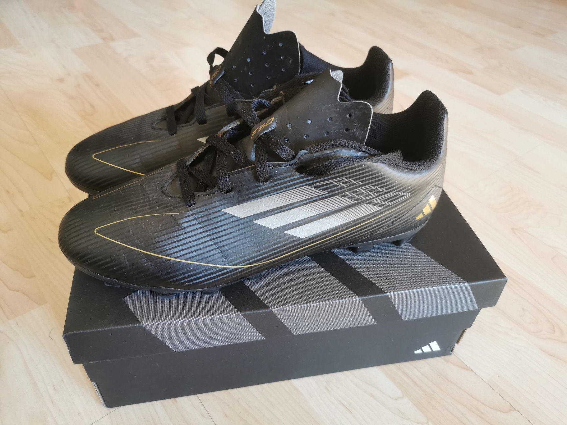 Buty piłkarskie korki adidas czarno-złote r. 38
