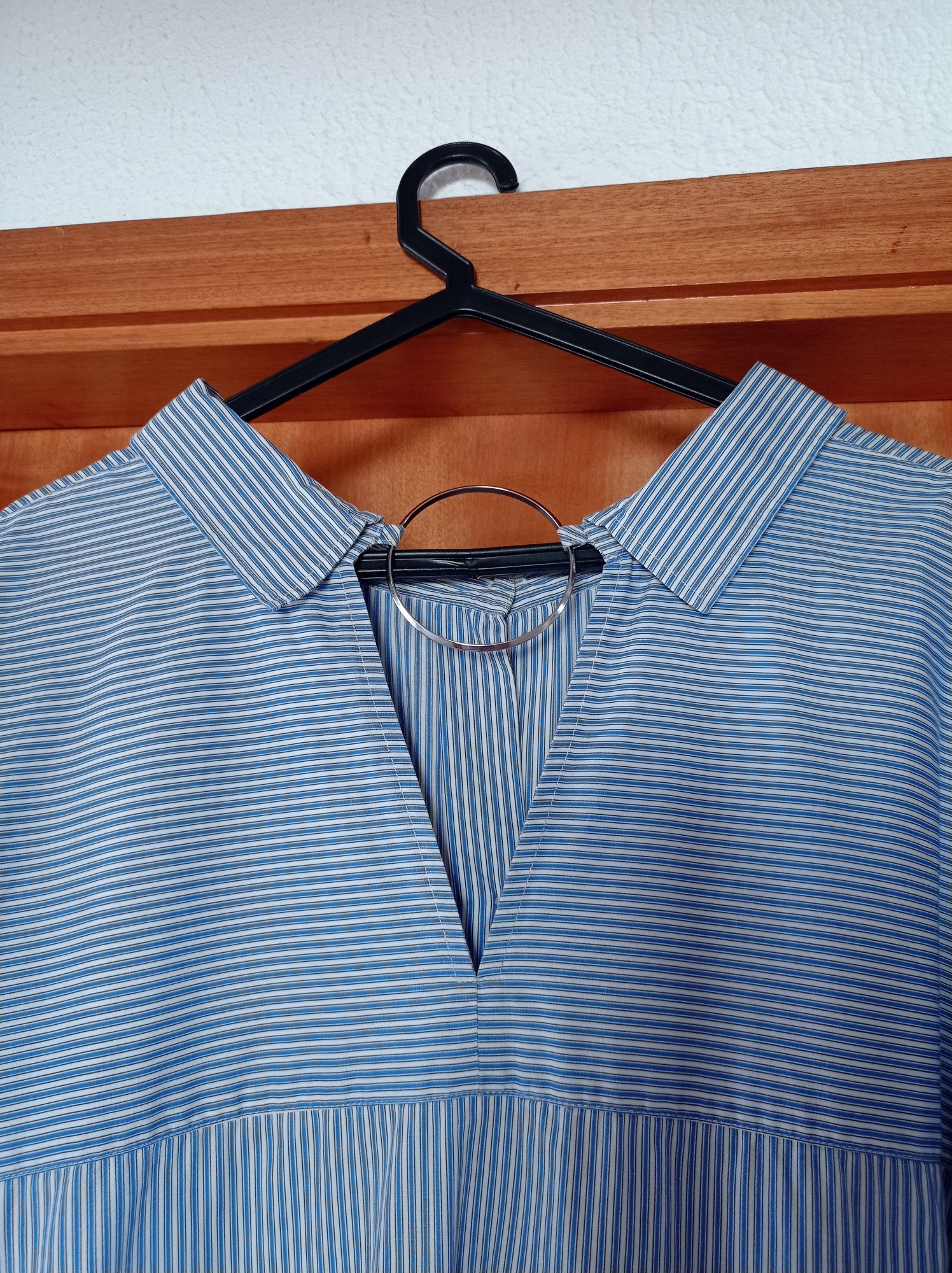 Camisa branca às riscas azuis