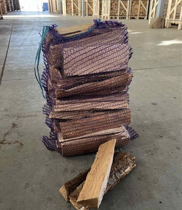 Дрова в ящиках і сітках- колоті , готові до топки .