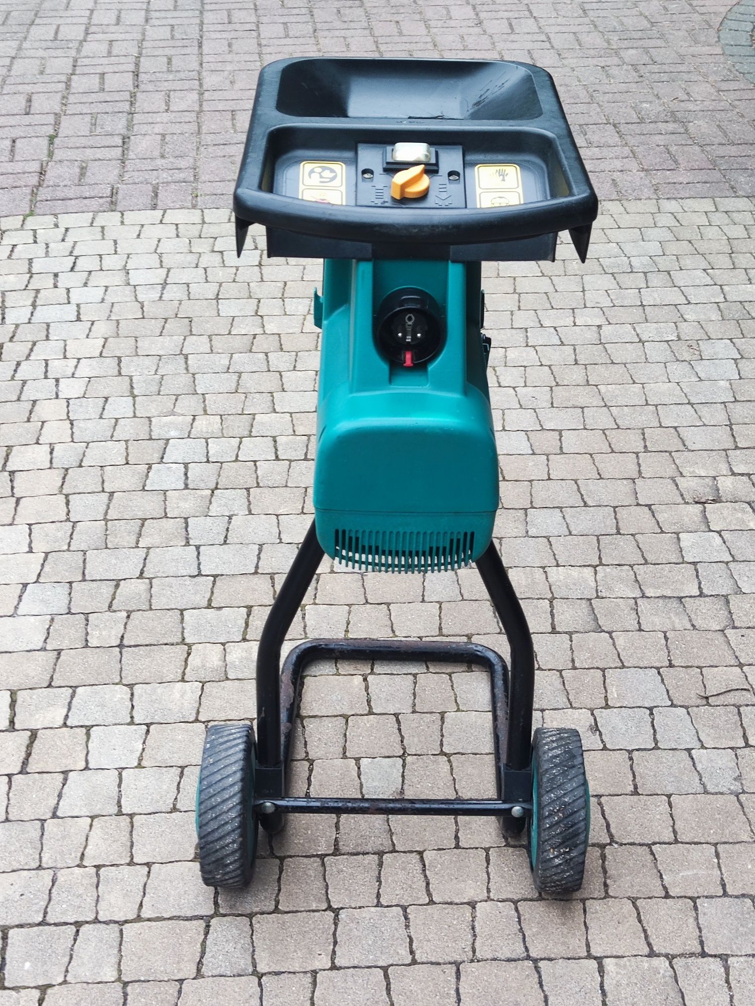 Rozdrabniacz do gałęzi frezowy, walcowy BOSCH AXT 2200