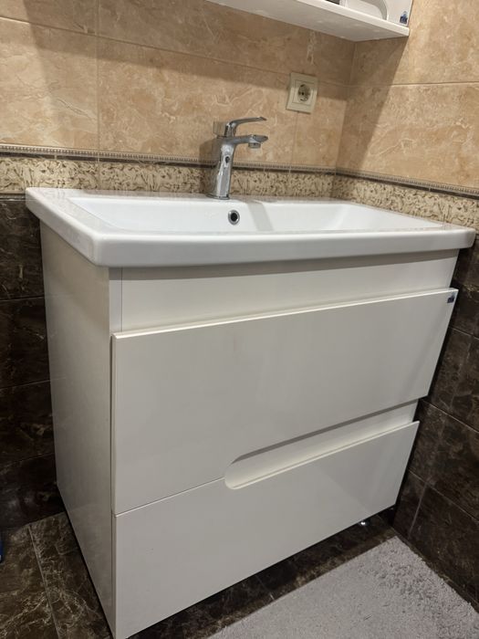 Умивальник з тумбою та змішувачем