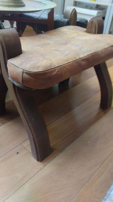 Bancos de pele e pés em madeira