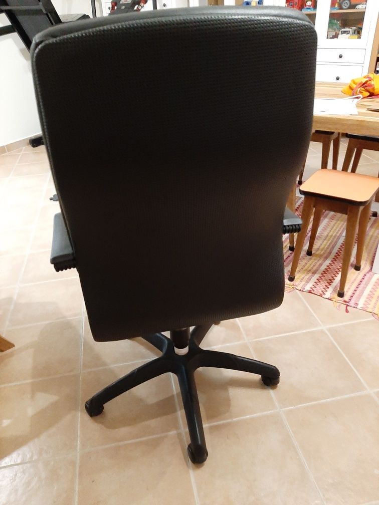 Cadeira de escritório em pele preta