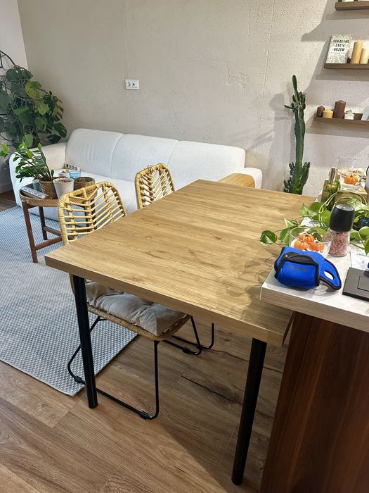 Stół do jadalni drewniany, metalowe nogi. Biurko