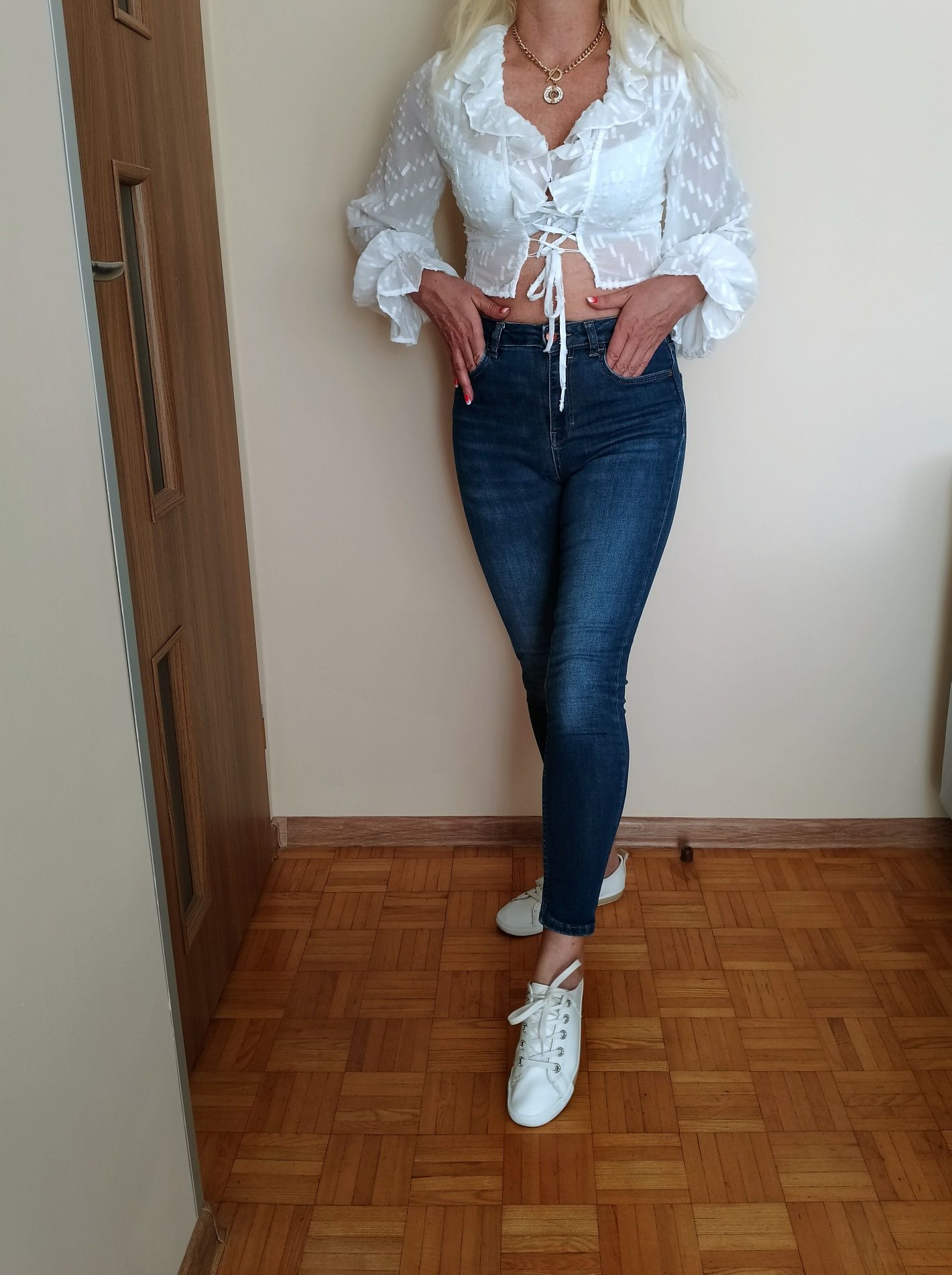 BAJECZNY zestaw spodnie jeans granat+ krótka bluzka biała wiązana S M