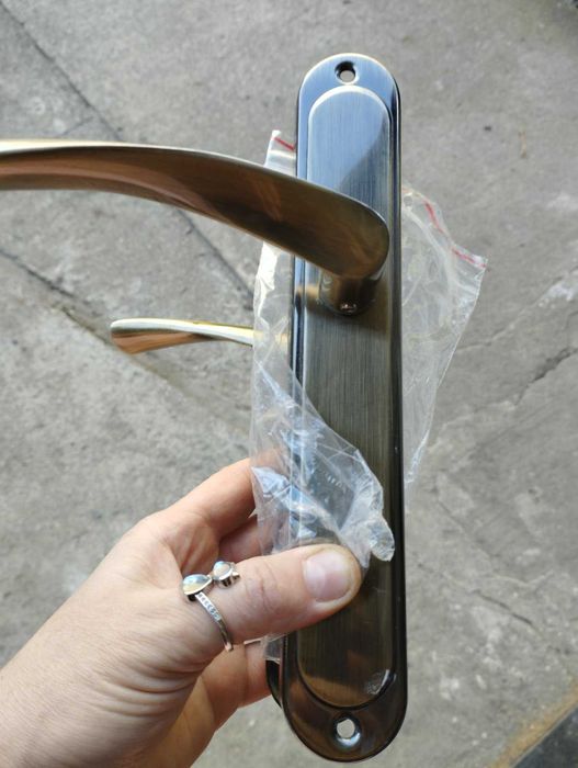 klamka do drzwi z szyldem