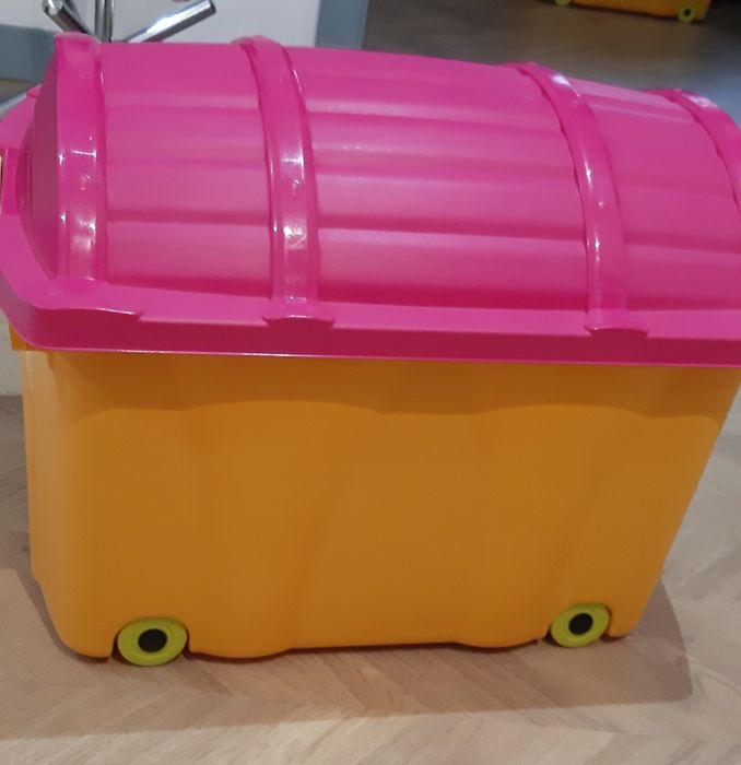 Duży pojemnik na zabawki na kółkach