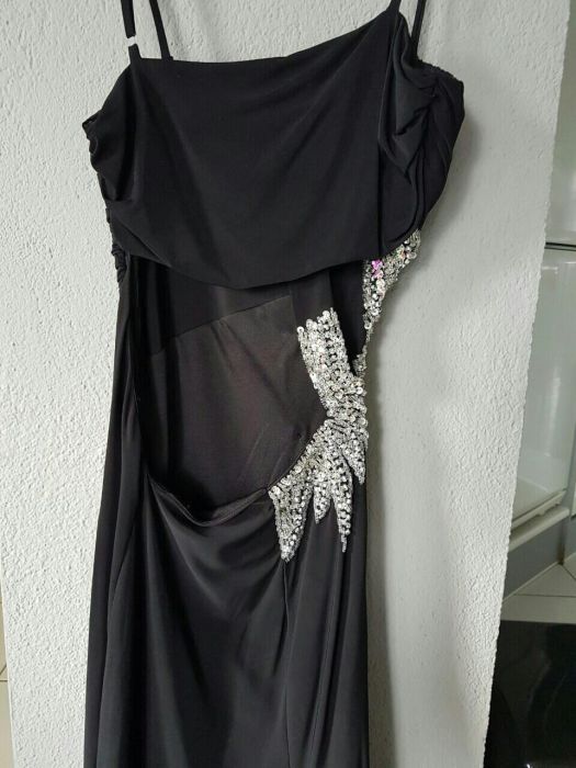 Czarna sukienka sylwestrowa maxi dluga