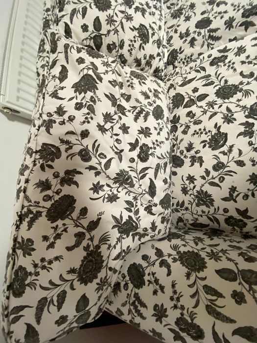 Sofa dwuosobowa z poduchami