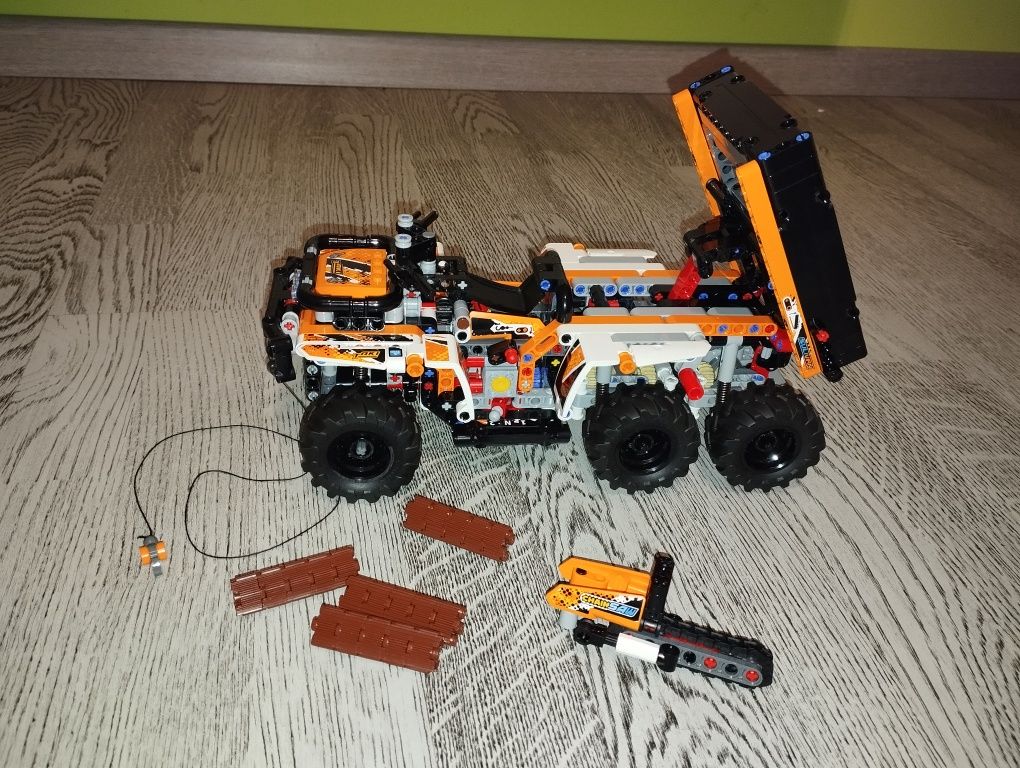 Лего техник Внедорожный грузовик Lego Technic 42139