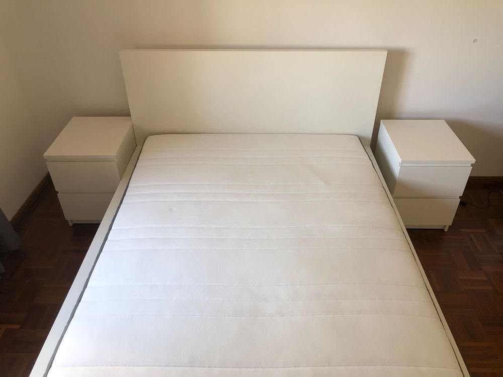 Cama malm (c/ 2 gavetas) + 2 mesas de cabeceira