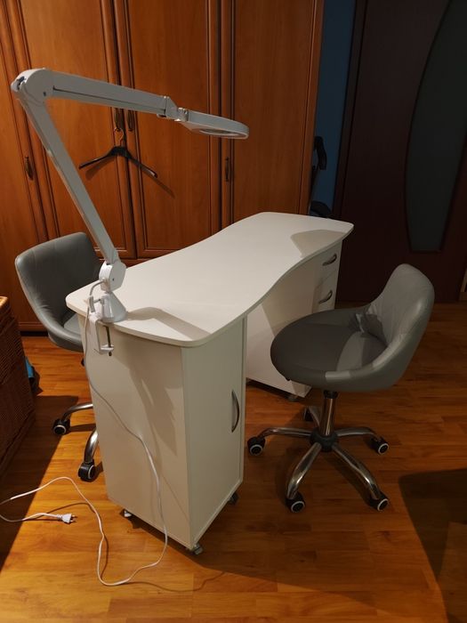 Biurko, fotele i lampa lupa do manicure