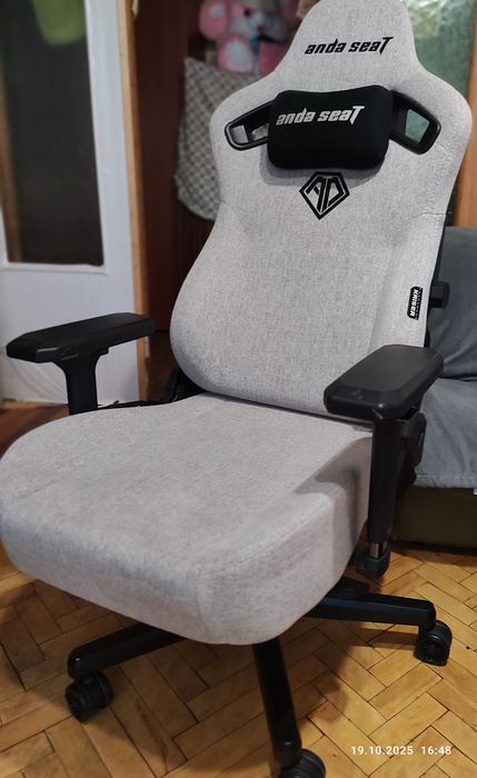 Комп'ютерне ігрове крісло AndaSeat Kaiser 3 у тканинному виконанні.