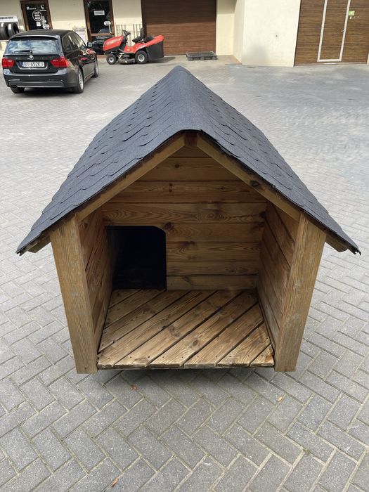 Używana drewniana buda dla dużego psa