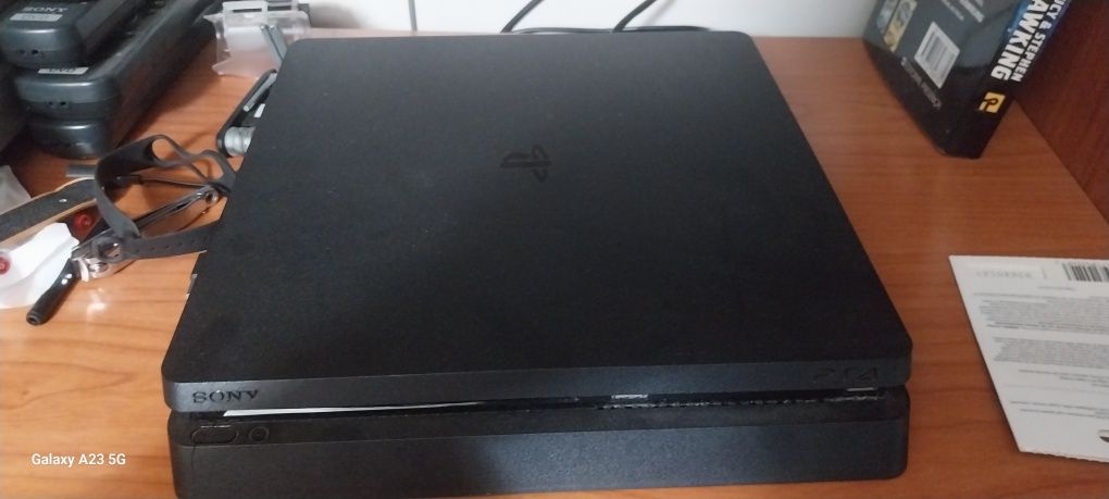 Ps4 com 13 jogos e 2 comandos.  vendo separado também