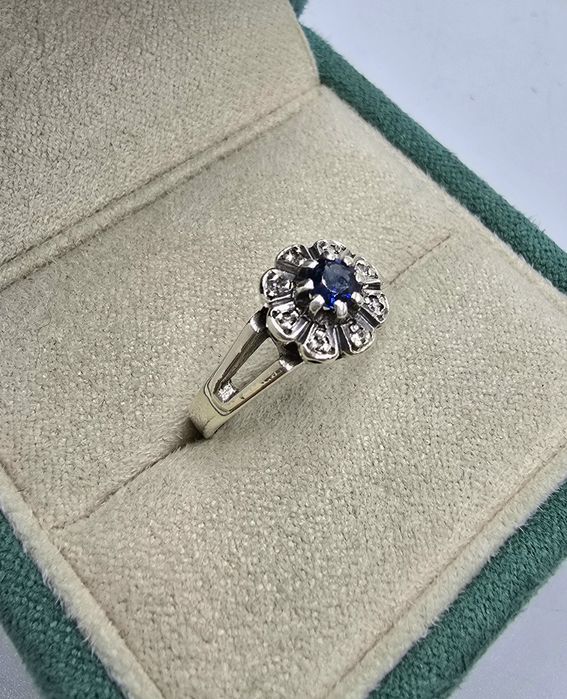 Złoty pierścionek z szafirem i diamentami