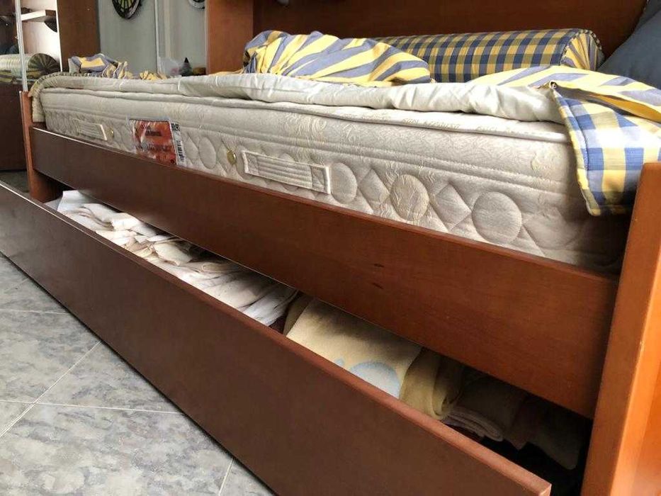 Cama solteiro tipo estúdio em madeira maciça pinho mel