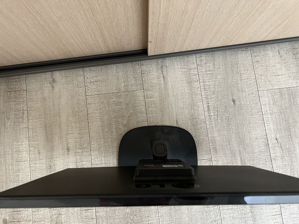 Jeden monitor marki LG 22M35A-B