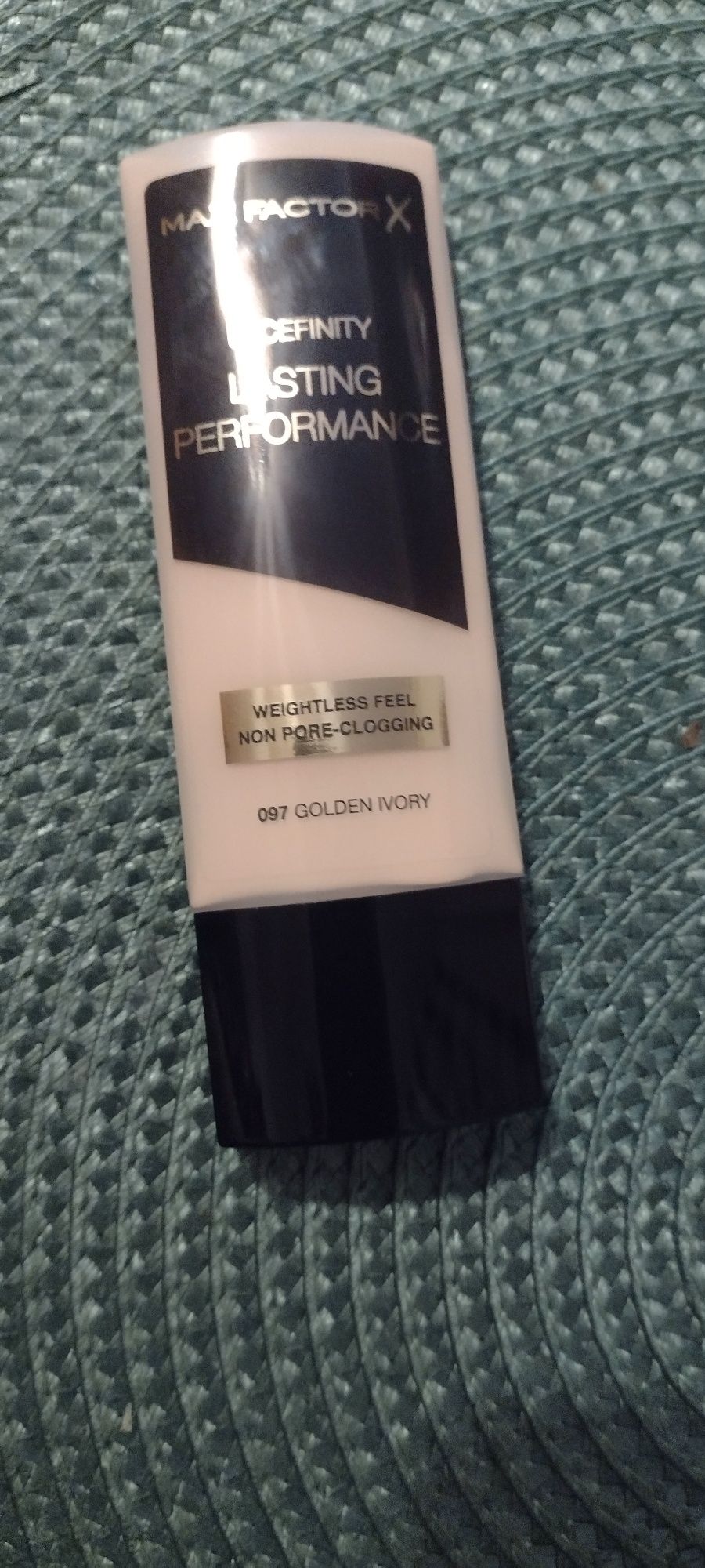 Max Factor lasting performance 097 golden ivory.