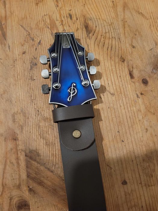 Brązowy męski skórzany pasek ręcznie robiony z klamrą gitara
