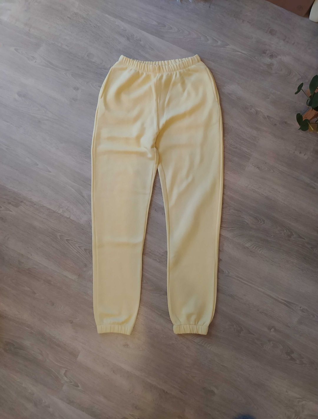 Żółte spodnie dresowe z wysokim stanem NLY trend 34 xs