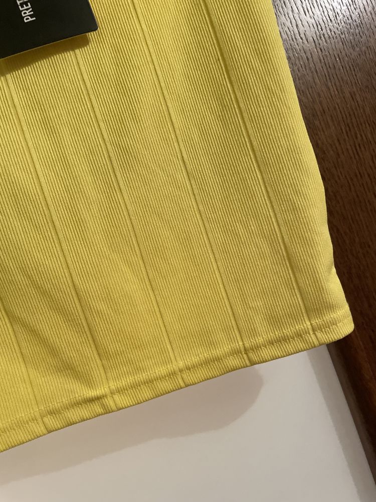 Żółta dopasowana prążkowana spódnica PrettyLittleThing