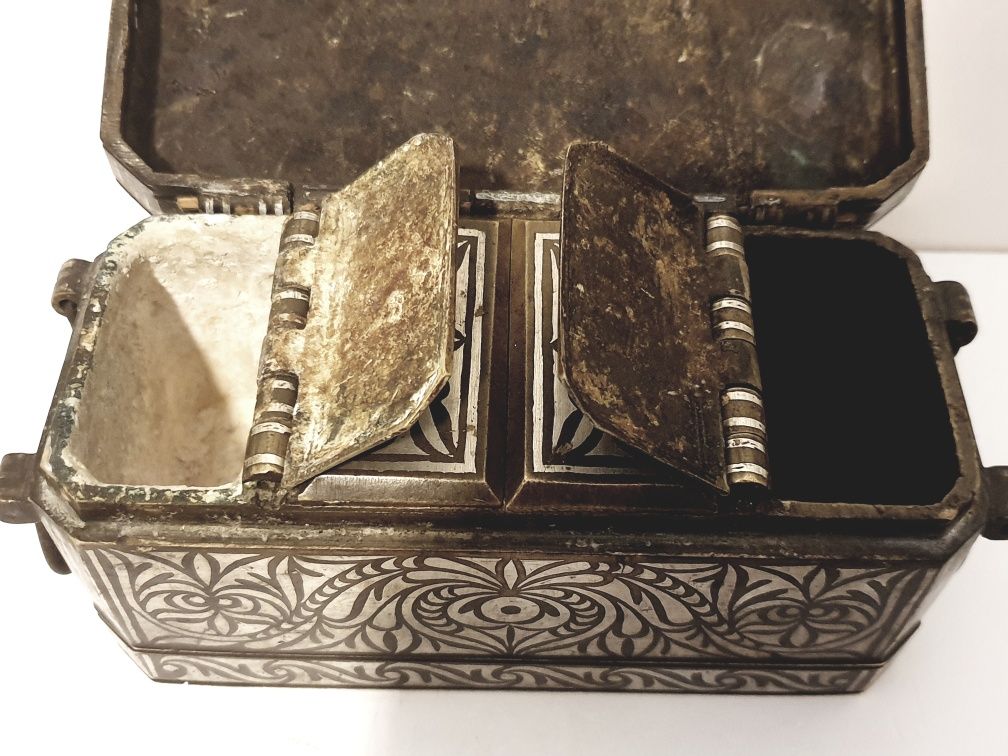 Fantastica antiga caixa asiática de Noz Betel com embutidos em  prata