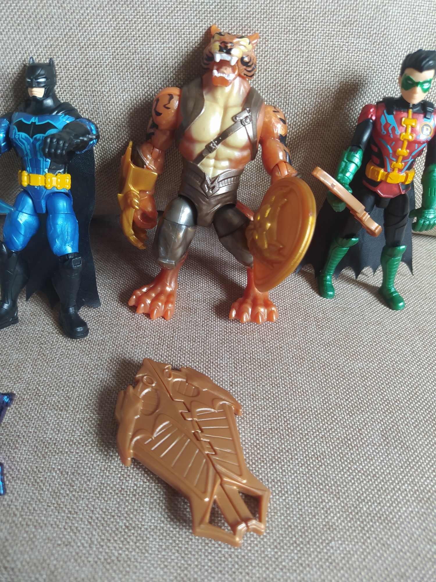 Batman zestaw 3 figurek Batman Robin i Bronze Tiger i akcesoria 10 cm