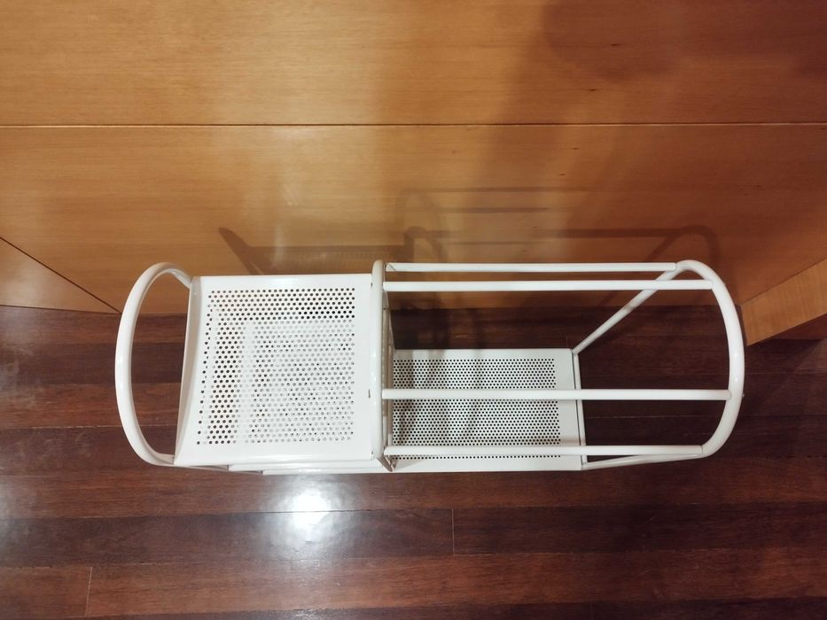 Móvel branco de metal para casa de banho