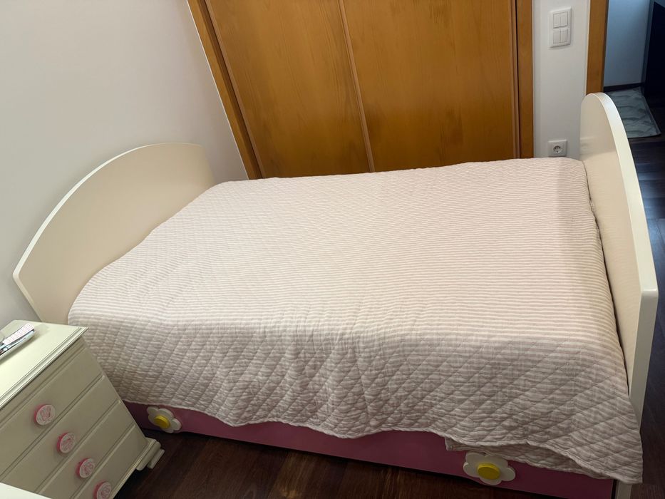 Mobília de quarto com cama de gavetão + secretária + colchão