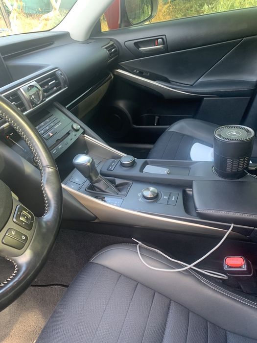 Lexus is 200t 2017 рік