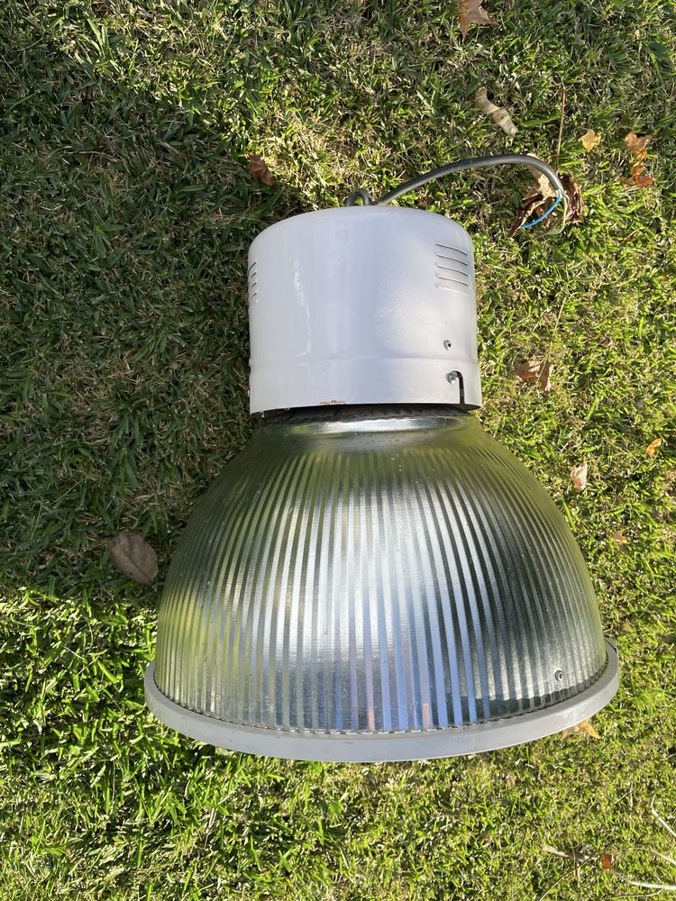 Candeeiros industriais com vidro e lampadas