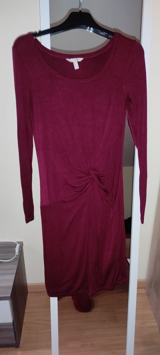 Vestidos vários em tom bordeaux/vermelho