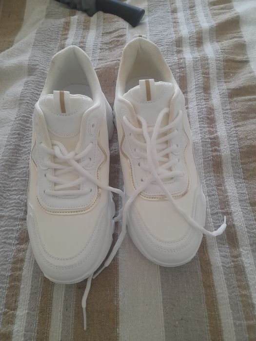 Tênis de senhora uso um dia.