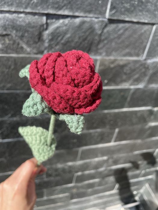róża handmade z wloczki czerwona