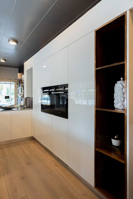 Cozinha de exposição moderna com eletrodomésticos – oportunidade!