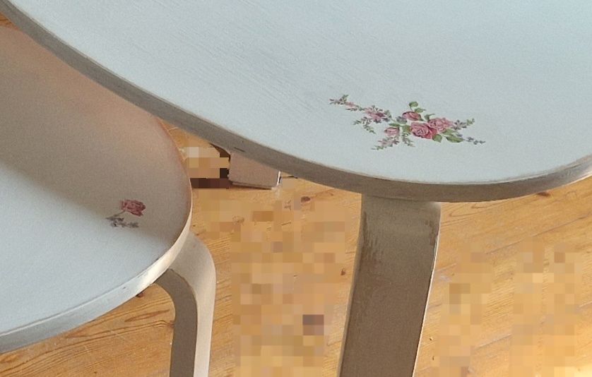 Śliczne różane stoliczki dla dziewczynki